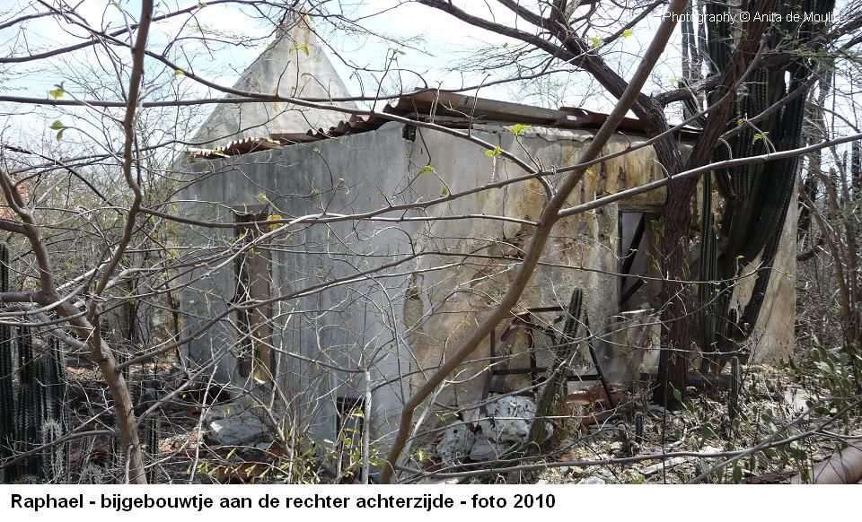 38. Raphael bijgebouwtje rechter achterzijde 2010